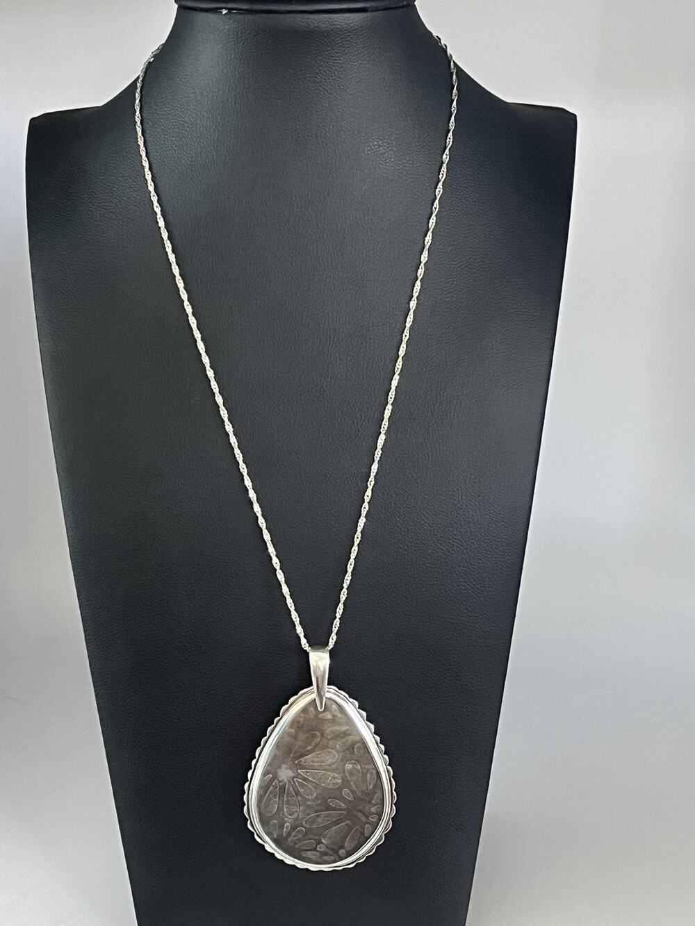 Silpada 925 Sterling 'Earthy Elegance' Etched Pendant Necklace